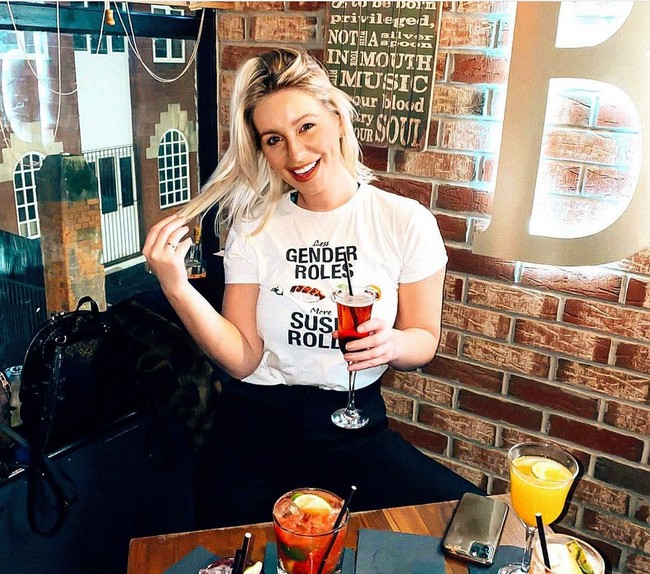 Menurutku, menggunakan gambar orang lain secara online itu ilegal, karena mereka menggunakannya sebagai upaya untuk mengelabui atau menipu orang agar seseorang percaya bahwa dia adalah orang lain, ungkap Jess pada 2019 lalu.  Foto: dok. Instagram/@_jessdavies