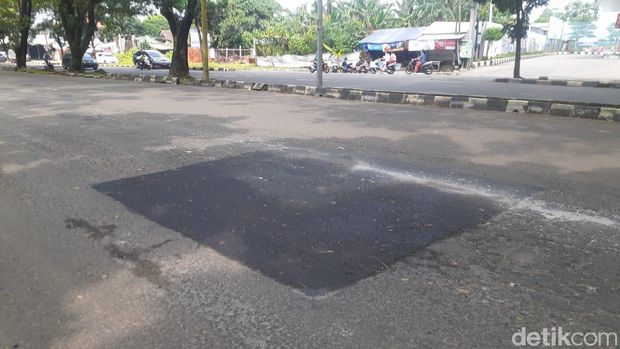 Jl Tegar Beriman, Kabupaten Bogor, setelah lubang-lubang ditambal, 7 Mei 2021. (Afzal Nur Iman/detikcom)