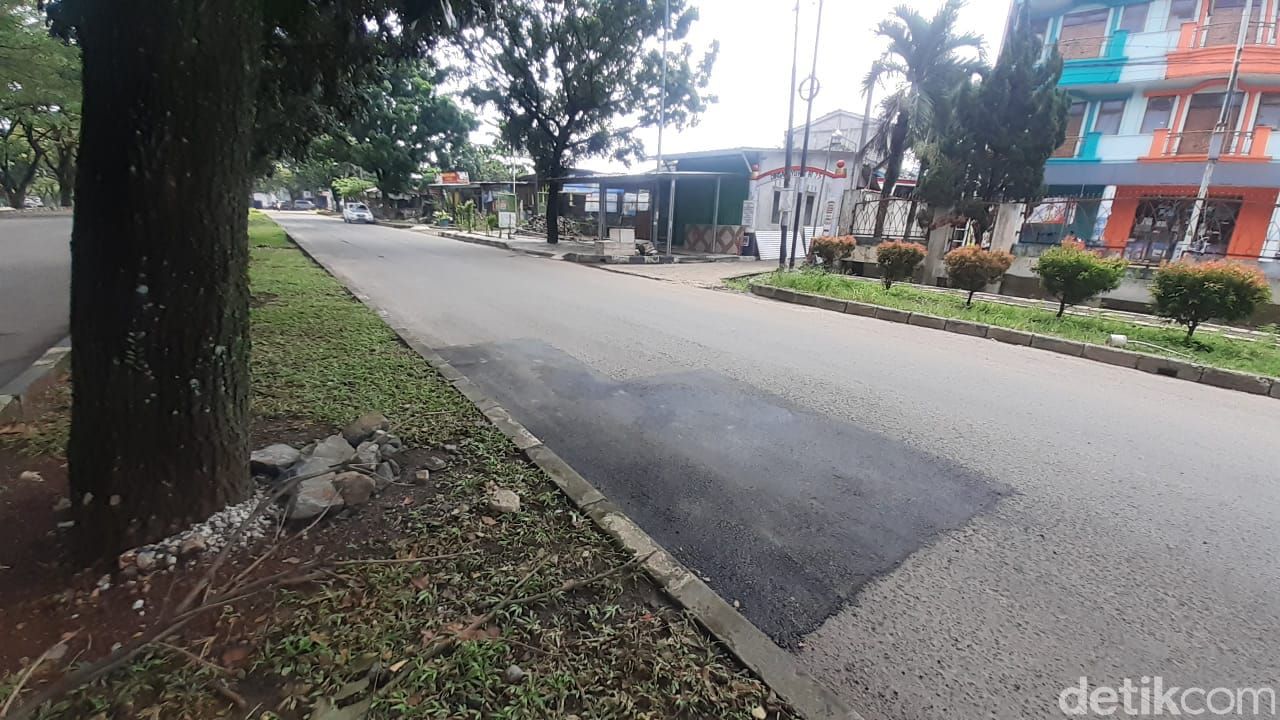 Jl Tegar Beriman, Kabupaten Bogor, setelah lubang-lubang ditambal, 7 Mei 2021. (Afzal Nur Iman/detikcom)