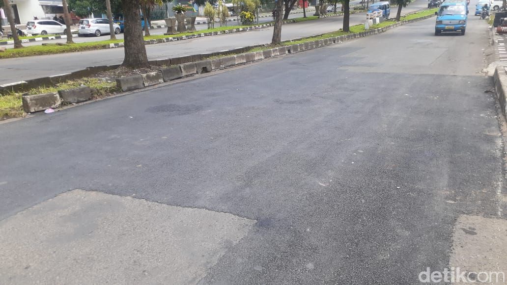 Jl Tegar Beriman, Kabupaten Bogor, setelah lubang-lubang ditambal, 7 Mei 2021. (Afzal Nur Iman/detikcom)