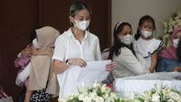 Sementara, Joanna begitu tegar ditinggal sang suami.