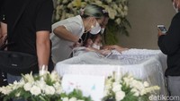 Jenazah Raditya Oloan disemayamkan di Rumah Duka RSPAD Gatot Subroto, Senen, Jakarta Pusat.