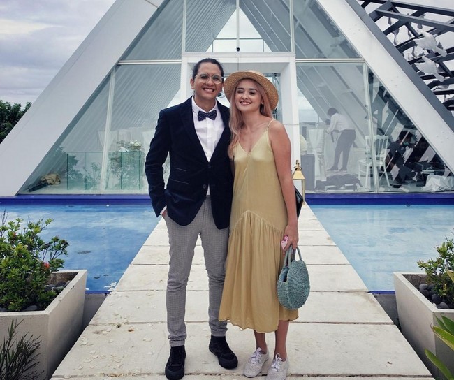 Raditya Oloan tutup usia di umur 36 tahun. Sebelumnya, seluruh keluarga Joanna terpapar Corona. Setelah hasil swab menunjukkan negatif, kondisi Raditya malah menurun, sampai dilarikan ke ICU. Raditya mengungkapkan bahwa COVID-19 memberikan peradangan pada tubuhnya.  Foto: dok. Instagram