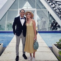 Raditya Oloan tutup usia di umur 36 tahun. Sebelumnya, seluruh keluarga Joanna terpapar Corona. Setelah hasil swab menunjukkan negatif, kondisi Raditya malah menurun, sampai dilarikan ke ICU. Raditya mengungkapkan bahwa COVID-19 memberikan peradangan pada tubuhnya.  Foto: dok. Instagram