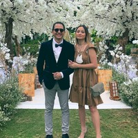 Seiring berjalannya waktu, keduanya pun semakin dewasa dan bisa lebih bijak satu sama lain. Raditya yang tadinya pecandu narkoba pun, menjadi lebih religius, bahkan menjadi pendeta yang membuat karakternya berubah.  Foto: dok. Instagram