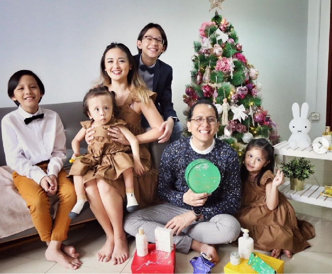 Inilah kemesraan Joanna dan Raditya bersama empat anaknya. Salah satu putri Joanna mengidap penyakit langka yang mempengaruhi tumbuh kembangnya.  Foto: dok. Instagram
