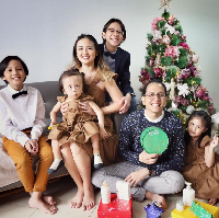Inilah kemesraan Joanna dan Raditya bersama empat anaknya. Salah satu putri Joanna mengidap penyakit langka yang mempengaruhi tumbuh kembangnya.  Foto: dok. Instagram