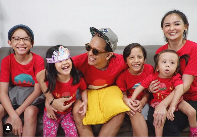 Raditya Oloan yang merupakan seorang pendeta itu sosok pria yang tampak begitu menyayangi istri dan keempat anaknya. Meski sudah memiliki anak, namun Raditya tidak segan memamerkan keromantisan dengan sang istri.  Foto: dok. Instagram