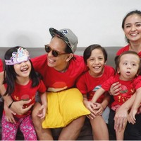 Raditya Oloan yang merupakan seorang pendeta itu sosok pria yang tampak begitu menyayangi istri dan keempat anaknya. Meski sudah memiliki anak, namun Raditya tidak segan memamerkan keromantisan dengan sang istri.  Foto: dok. Instagram