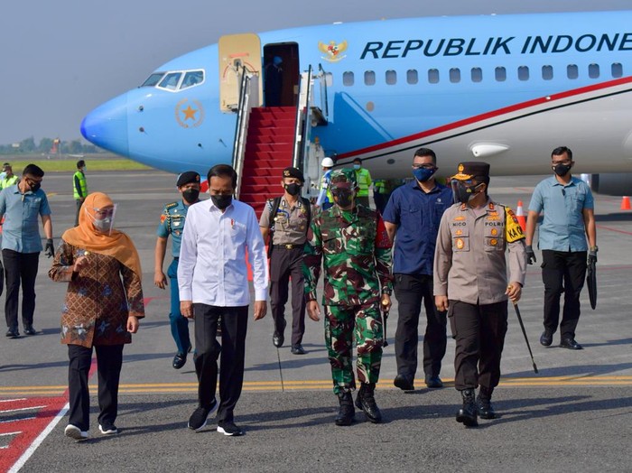 jokowi disambut gubernur khofifah di juanda