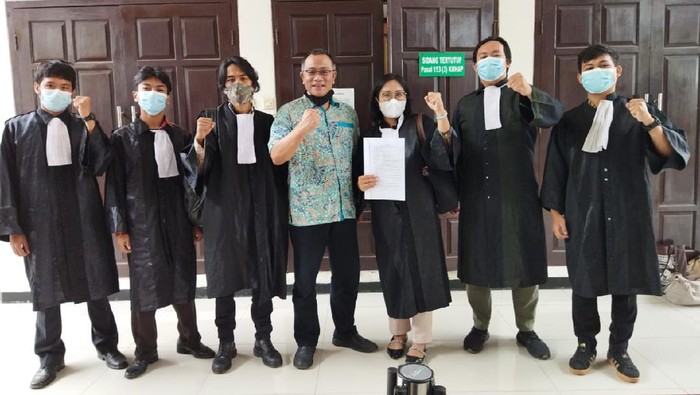 Jumhur Hidayat dan pengacaranya usai penahanannya ditangguhkan