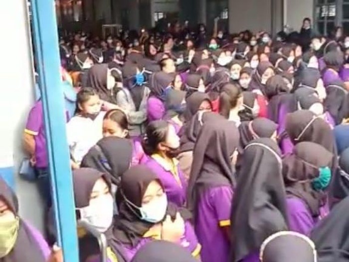 Ratusan karyawati di Bojonegoro mogok kerja. Mereka kecewa karena gaji dan THR belum dibayar oleh perusahaan.