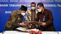 Direktur Utama PT Bank Tabungan Negara (Persero) Tbk. Haru Koesmahargyo (tengah) menyaksikan Nota Kesepahaman yang ditandatangani Direktur Consumer and Commercial Lending Bank BTN Hirwandi Gafar (kanan) dan Ketua Badan Amil Zakat Nasional (BAZNAS) Noor Achmad pada acara Penandatanganan Nota Kesepahaman antara Bank BTN dan Baznas di Jakarta, Jumat (7/5).