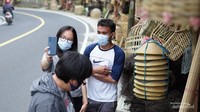 Sembari menunggu mami Angely memilih produk docath dan Fadly asik berfoto