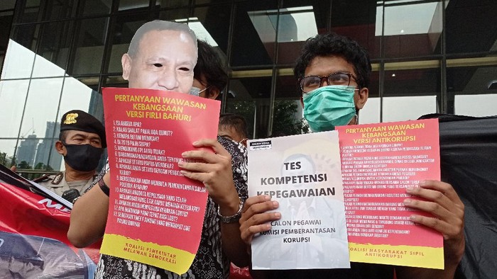 Koalisi Masyarakat Sipil Antikorupsi menggelar demo di gedung KPK terkait tes alih status pegawai KPK, Jumat (7/5/2021).