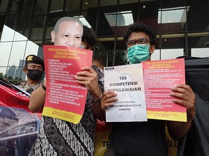 Gelar Aksi di KPK, Koalisi Sipil Tuntut Firli Diuji Wawasan Antikorupsinya