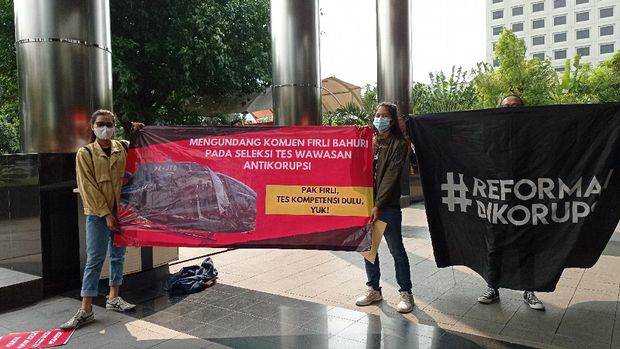 Aksi Koalisi Masyarakat Sipil Antikorupsi di gedung KPK, Jumat (7/5/2021).