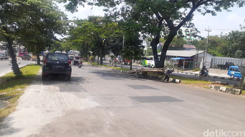 Lubang-lubang di Jl Tegar Beriman selesai ditambal, 7 Mei 2021. (Afzal Nur Iman/detikcom)