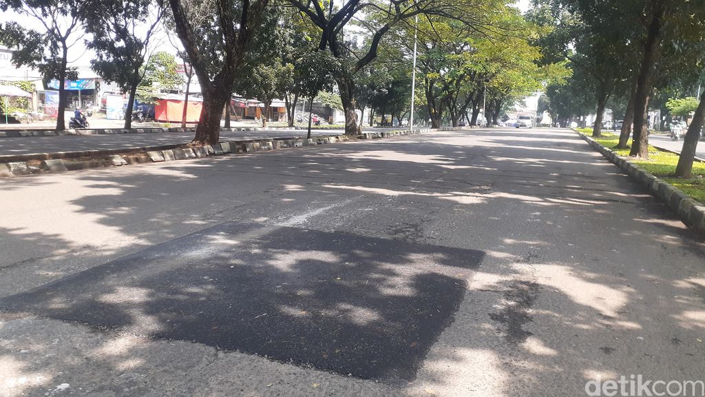 Lubang-lubang di Jl Tegar Beriman selesai ditambal, 7 Mei 2021. (Afzal Nur Iman/detikcom)