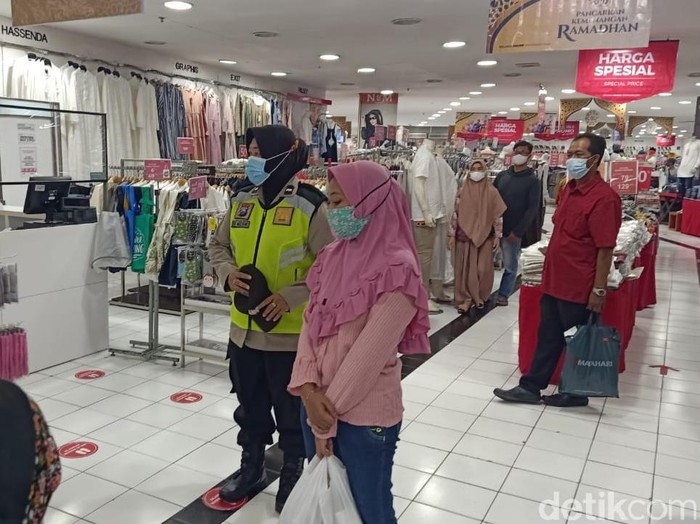 Mal dan pusat perbelanjaan biasanya ramai pengunjung saat menjelang Lebaran. Maka dari itu, polisi Sidoarjo melakukan pendisiplinan prokes di mal.