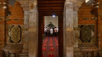 Masjid Menara memiliki lima pintu di sebelah kanan dan kiri, jumlah jendelanya ada empat buah serta memiliki delapan tiang besar di dalam masjid yang terbuat dari kayu jati.   