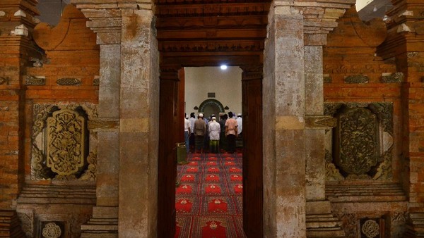 Masjid Menara memiliki lima pintu di sebelah kanan dan kiri, jumlah jendelanya ada empat buah serta memiliki delapan tiang besar di dalam masjid yang terbuat dari kayu jati.  Masjid Menara memiliki lima pintu di sebelah kanan dan kiri, jumlah jendelanya ada empat buah serta memiliki delapan tiang besar di dalam masjid yang terbuat dari kayu jati. Â
