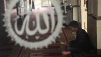 Menara masjid memiliki bentuk yang menyerupai candi Jawa-Hindu dan terbuat dari bata merah. Menara setinggi 18 meter itu dihiasi 32 piring keramik, sedangkan badan menaranya dibangun dan diukir dengan motif tradisi Jawa-Hindu.   