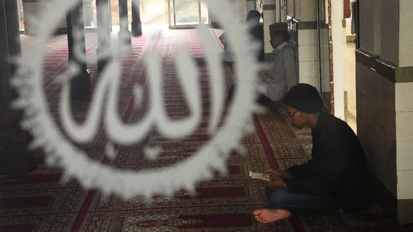 Menara masjid memiliki bentuk yang menyerupai candi Jawa-Hindu dan terbuat dari bata merah. Menara setinggi 18 meter itu dihiasi 32 piring keramik, sedangkan badan menaranya dibangun dan diukir dengan motif tradisi Jawa-Hindu.  Menara masjid memiliki bentuk yang menyerupai candi Jawa-Hindu dan terbuat dari bata merah. Menara setinggi 18 meter itu dihiasi 32 piring keramik, sedangkan badan menaranya dibangun dan diukir dengan motif tradisi Jawa-Hindu. Â