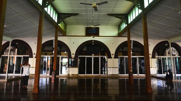 Teknik konstruksi tradisional Jawa juga dapat dilihat pada bagian kepala menara yang berbentuk bangunan berkonstruksi kayu jati dengan empat batang saka guru yang menopang dua tumpuk atap tajug. Pada bagian puncak atap tajug terdapat semacam mustaka (kepala) seperti pada puncak atap tumpang bangunan utama masjid-masjid tradisional di Jawa yang merujuk pada unsur arsitektur Jawa-Hindu. Â Teknik konstruksi tradisional Jawa juga dapat dilihat pada bagian kepala menara yang berbentuk bangunan berkonstruksi kayu jati dengan empat batang saka guru yang menopang dua tumpuk atap tajug. Pada bagian puncak atap tajug terdapat semacam mustaka (kepala) seperti pada puncak atap tumpang bangunan utama masjid-masjid tradisional di Jawa yang merujuk pada unsur arsitektur Jawa-Hindu. Â