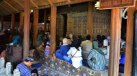Di sebelah barat masjid itu terdapat makam Sunan Kudus yang dikelilingi makam ahli waris, ulama, dan beberapa tokoh agama yakni Panembahan Palembang, Pangeran Pedamaran, dan Panembahan Condro yang banyak dikunjungi wisatawan dan para peziarah.  