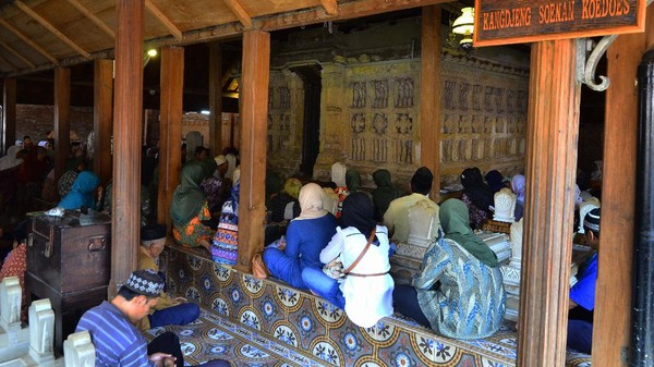 Di sebelah barat masjid itu terdapat makam Sunan Kudus yang dikelilingi makam ahli waris, ulama, dan beberapa tokoh agama yakni Panembahan Palembang, Pangeran Pedamaran, dan Panembahan Condro yang banyak dikunjungi wisatawan dan para peziarah. Â Di sebelah barat masjid itu terdapat makam Sunan Kudus yang dikelilingi makam ahli waris, ulama, dan beberapa tokoh agama yakni Panembahan Palembang, Pangeran Pedamaran, dan Panembahan Condro yang banyak dikunjungi wisatawan dan para peziarah. Â