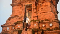 Bentuk Masjid Menara Kudus yang menyerupai bangunan candi itu disesuaikan dengan situasi dan kondisi masyarakat pada saat itu yang masih dipengaruhi budaya Buddha dan Hindu, sehingga arsitekturnya memadukan konsep budaya Islam, Hindu dan Buddha.  