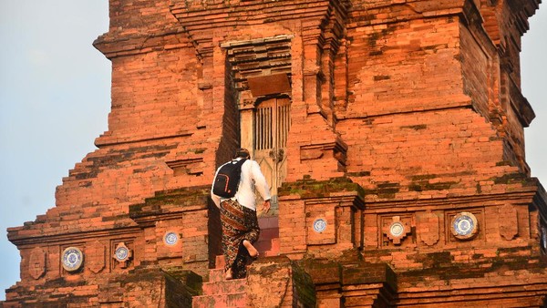Bentuk Masjid Menara Kudus yang menyerupai bangunan candi itu disesuaikan dengan situasi dan kondisi masyarakat pada saat itu yang masih dipengaruhi budaya Buddha dan Hindu, sehingga arsitekturnya memadukan konsep budaya Islam, Hindu dan Buddha. Â Bentuk Masjid Menara Kudus yang menyerupai bangunan candi itu disesuaikan dengan situasi dan kondisi masyarakat pada saat itu yang masih dipengaruhi budaya Buddha dan Hindu, sehingga arsitekturnya memadukan konsep budaya Islam, Hindu dan Buddha. Â