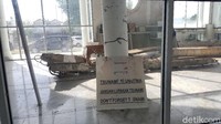 Terdapat papan yang bertuliskan JANGAN LUPAKAN TSUNAMI yang disanderkan pada salah satu tiang masjid.