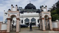 Masjid Rahmatullah berada di Desa Lampuuk, Kecamatan Lhoknga, Kabupaten Aceh Besar, Provinsi Aceh. Masjid ini dibangun pada tahun 1990 dan selesai pada tahun 1997.