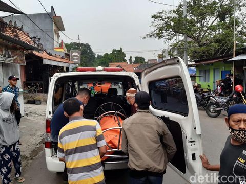 Mayat wanita ditemukan dalam kamar kosnya yang penuh asap di Semarang, Jumat (7/5/2021).