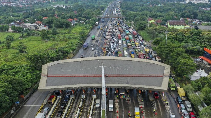 Foto aerial kendaraan terjebak macet di Pintu Tol Cikupa, Tangerang, Banten, Kamis (6/5/2021). Ribuan kendaraan terjebak macet hingga delapan kilometer akibat kegiatan penyekatan larangan mudik Lebaran 2021. ANTARA FOTO/Galih Pradipta/foc.