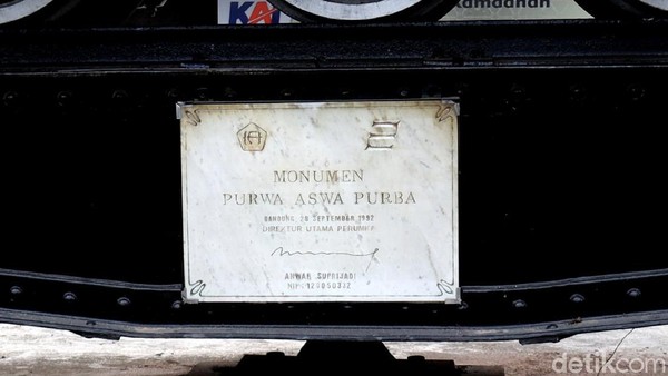 Ada prasasti yang ditandatangani Direktur PT KAI masa itu, Anwar Suprijadi. (Wisma Putra/detikTravel) Ada prasasti yang ditandatangani Direktur PT KAI masa itu, Anwar Suprijadi. (Wisma Putra/detikTravel)