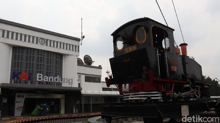 Menengok Monumen Purwa Aswa Purba di Stasiun Bandung Monumen Purwa Aswa Purba menjadi salah satu lokomotif kuno bersejarah yang kini terparkir di Stasiun Kereta Api, Kota Bandung, Jawa Barat.