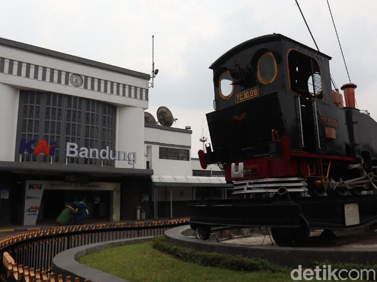 Liburan ke Bandung Naik Kereta, Jangan Lupa Lihat Monumen Purwa Aswa Purba