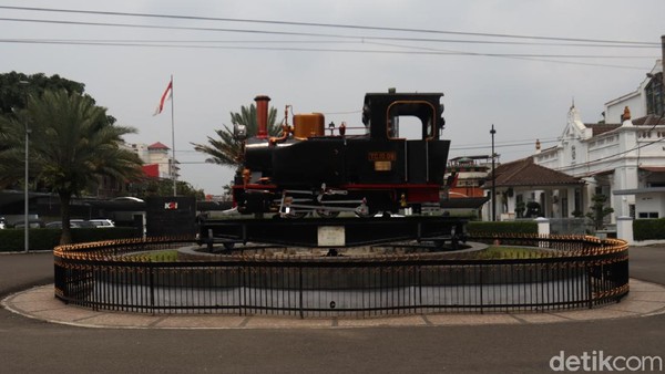 Pada masanya, lokomotif ini pernah beroperasi di sekitaran Cikampek dan Karawang. Jika ingin melihat Monumen Purwa Aswa Purba ini, traveler bisa melalui Jalan Stasiun Barat. (Wisma Putra/detikTravel) Pada masanya, lokomotif ini pernah beroperasi di sekitaran Cikampek dan Karawang. Jika ingin melihat Monumen Purwa Aswa Purba ini, traveler bisa melalui Jalan Stasiun Barat. (Wisma Putra/detikTravel)