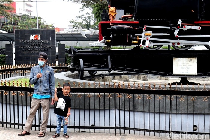 Monumen Purwa Aswa Purba menjadi salah satu lokomotif kuno bersejarah yang kini terparkir di Stasiun Kereta Api, Kota Bandung, Jawa Barat.