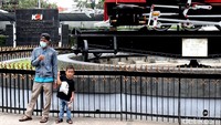 Monumen ini pun kerap menjadi spot foto bagi para penumpang yang hendak menaiki kereta api. Traveler yang mau ke sini jangan lupa siapkan kamera dan outfit yang bagus ya! (Wisma Putra/detikTravel)
