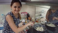 Bersama Raditya, Joanna selalu menampilkan sosok bahagia saat menjadi seorang istri. Ini momen manisnya saat belajar masak di dapur. Foto: Instagram @joannaalexandra