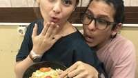 Meski sudah menikah lama, tapi Joanna dan Raditya tak pernah bosan menampilkan keromantisan mereka. Makan bareng hingga pose lucu selalu membuat para followersnya di Instagram jadi gemas. Foto: Instagram @joannaalexandra