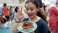 Hobi kulineran, Joanna rupanya tak bisa lepas dari kecap kalau sedang makan. Ia paling gemar menyantap sate ayam dengan lontong. Foto: Instagram @joannaalexandra