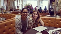 Liburan bersama, Joanna dan Raditya sempatkan waktu untuk ngeteh bareng sambil bersantai. Foto: Instagram @joannaalexandra