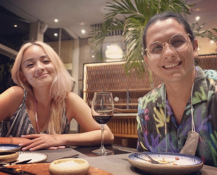 Mengenang Momen Joanna Alexandra dan Mendiang Raditya Oloan Saat Makan Bersama Mengenang Momen Joanna Alexandra dan Mendiang Raditya Oloan Saat Makan Bersama