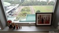 Foto Presiden Indonesia dari Soekarno hingga Jokowi menghiasi dekorasi ruang kerjanya.