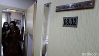 KD berjalan menuju ruang kerjanya.
